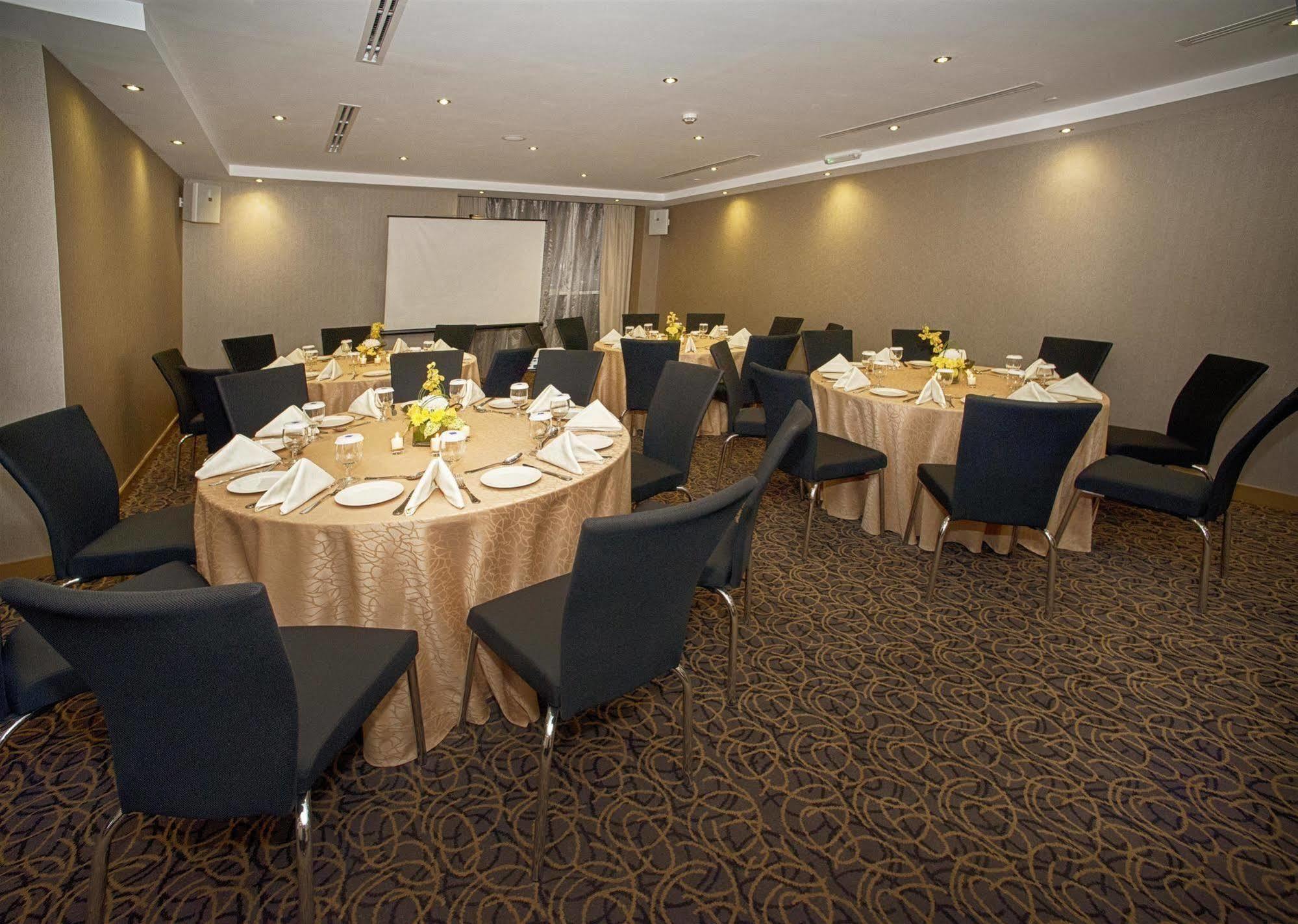 Tryp By Wyndham Abu Dhabi City Center Bagian luar foto